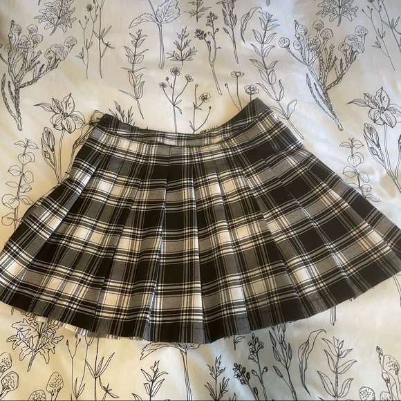 Black and White Plaid Pleated Skirt Forever 21 - Picture 3 of 3